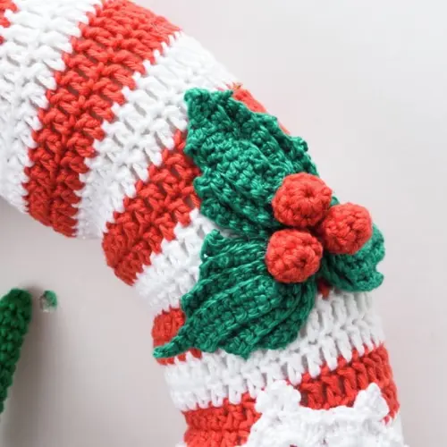 Guirlanda Vermelha e Branca com Duende em Amigurumi