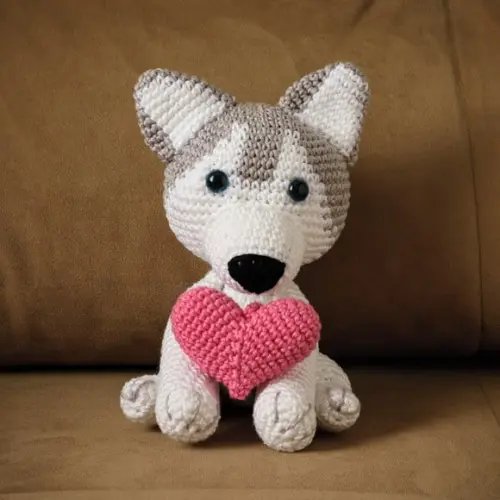 Husky com Coração em Amigurumi