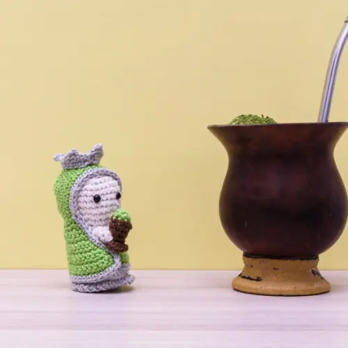 Mini Nossa Senhora do Chimarrão em Amigurumi