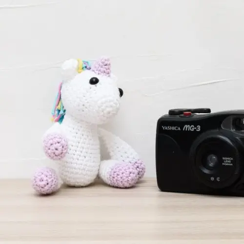 Mini Unicórnio Sentado em Amigurumi