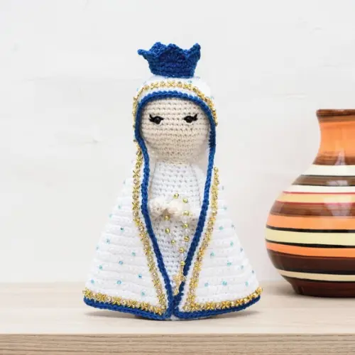 Nossa Senhora com Manto Branco em Amigurumi