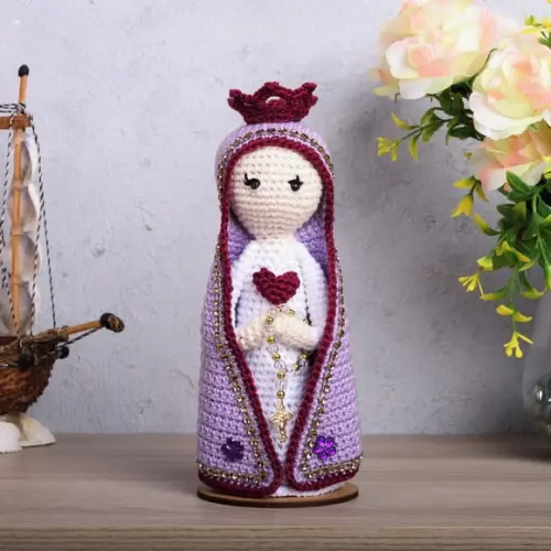 Nossa Senhora Lilás em Amigurumi