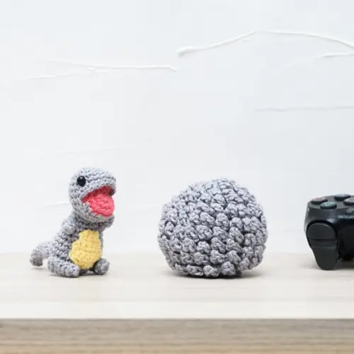 Ovo com Filhote de Dinossauro Cinza em Amigurumi