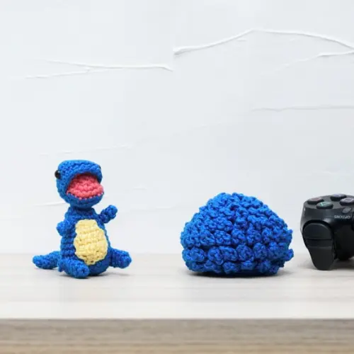 Ovo com Filhote de Dinossauro Azul em Amigurumi