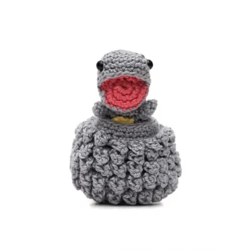 Ovo com Filhote de Dinossauro Cinza em Amigurumi