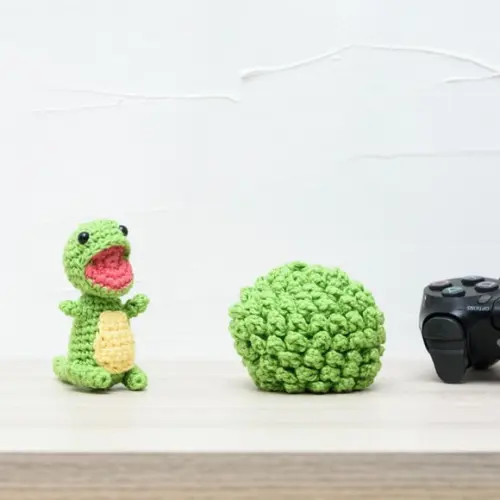 Ovo com Filhote de Dinossauro Verde em Amigurumi