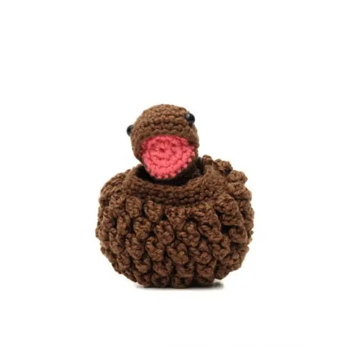 Ovo com Filhote de Dinossauro Marrom em Amigurumi