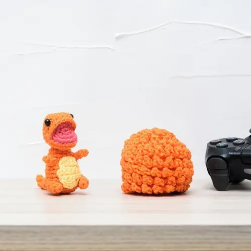 Ovo com Filhote de Dinossauro Laranja em Amigurumi