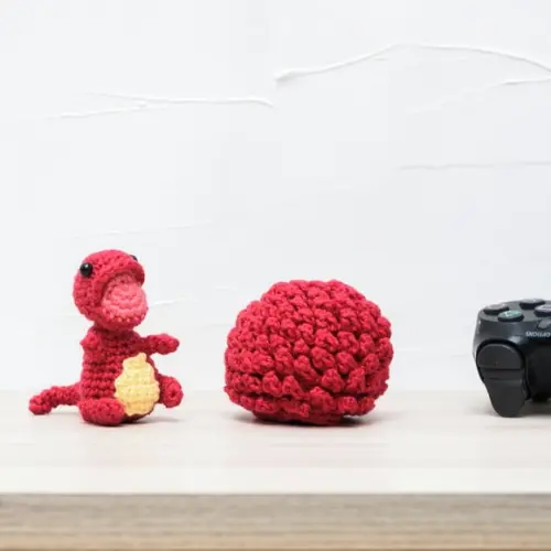 Ovo com Filhote de Dinossauro Vermelho em Amigurumi