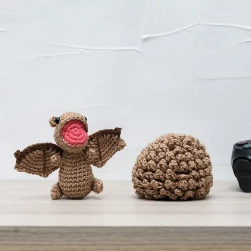 Ovo com Filhote de Dragão Bege em Amigurumi