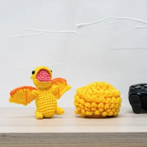 Ovo com Filhote de Dragão Amarelo em Amigurumi