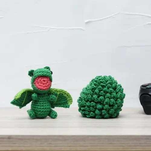 Ovo com Filhote de Dragão Verde em Amigurumi
