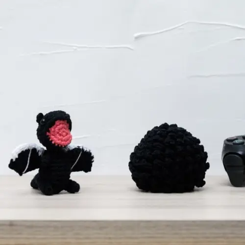 Ovo com Filhote de Dragão Preto em Amigurumi