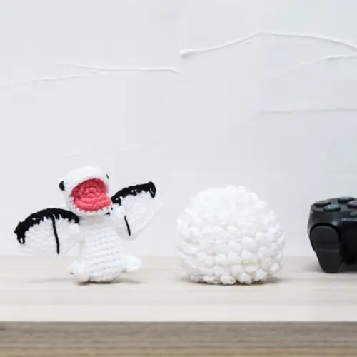 Ovo com Filhote de Dragão Branco em Amigurumi
