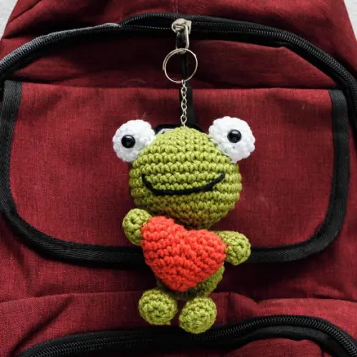 Sapinho com Coração em Amigurumi