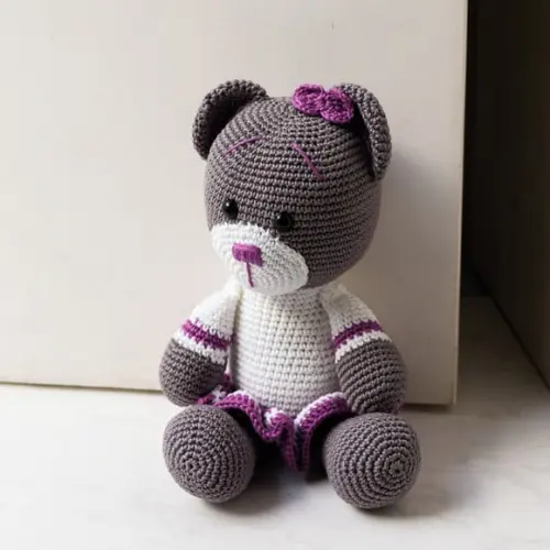 Ursa de Saia Roxa Peso de Porta em Amigurumi