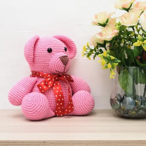 Urso Rosa com Laço Vermelho em Amigurmi