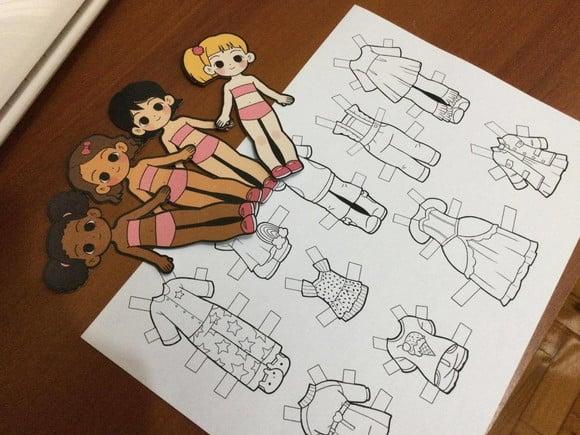Kit com 4 Bonecas de Papel Troca Roupinha com 18 roupinhas e cart