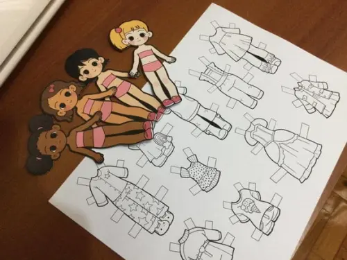 Kit com 4 Bonecas de Papel Troca Roupinha com 18 roupinhas e cartela p/ Colorir