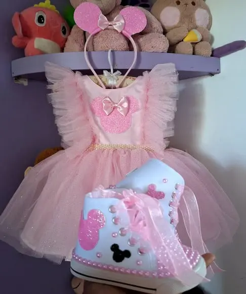 Vestido Infantil Minnie Rosa com Tiara + Tênis