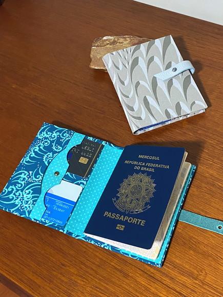 Porta Passaporte - Fecho Carrapeta e Tira de Couro