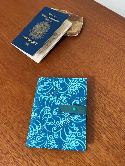 Porta Passaporte - Fecho Carrapeta e Tira de Couro