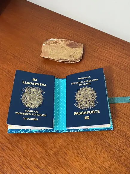 Porta Passaporte - Fecho Carrapeta e Tira de Couro