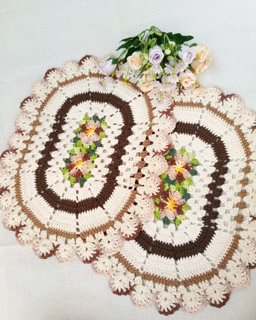 Kit 2 Peças Tapete de Crochê Oval com Flores Decoração Casa - Flor em tons de Marrom