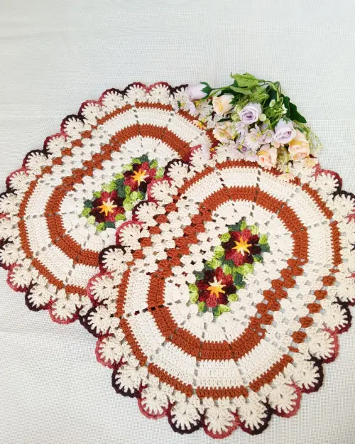 Kit 2 Peças Tapete de Crochê Oval com Flores Decoração Casa - Flor em tons de vermelho