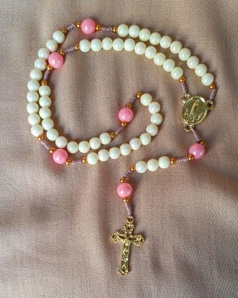 Terço Nossa Senhora de Fátima (creme)