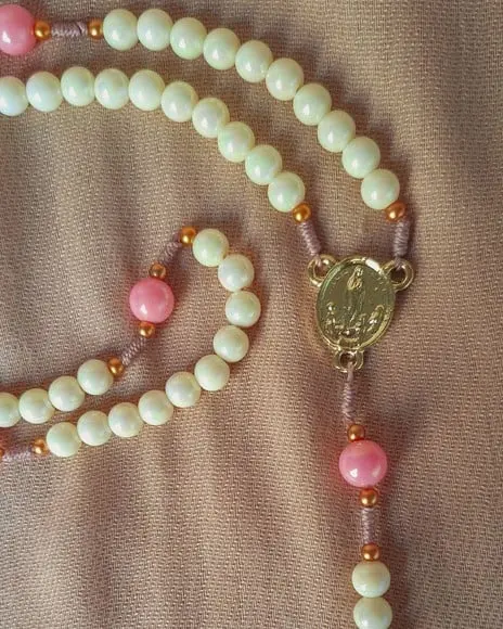 Terço Nossa Senhora de Fátima (creme)