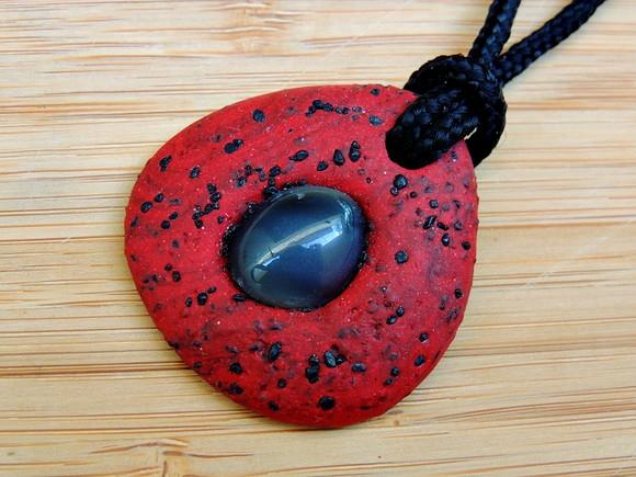 Colar Vermelho com Ágata Cinza