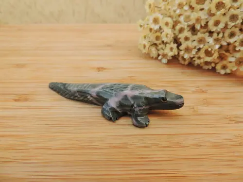 Jacaré Em Pedra Natural - Verde Com Veios Rosados