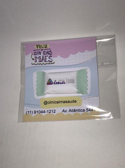 Cartão de agradecimento com balinha personalizada.