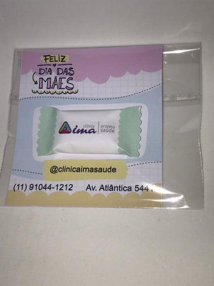 Cartão de agradecimento com balinha personalizada.