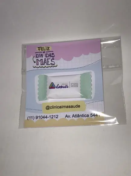 Cartão de agradecimento com balinha personalizada.