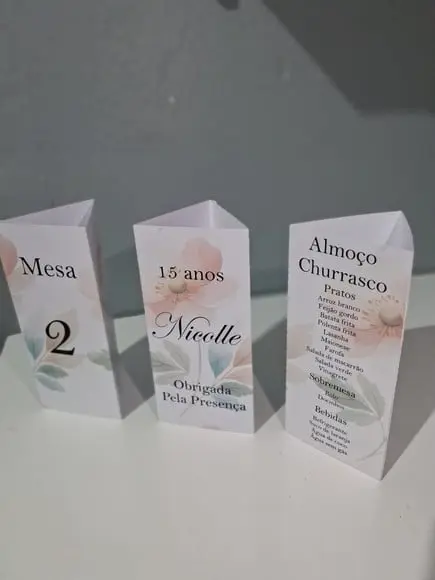 Cardápio de Mesa Triângulo