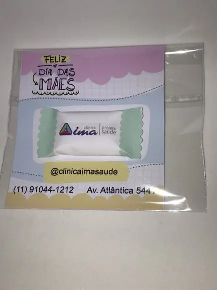 Cartão de agradecimento com balinha personalizada.