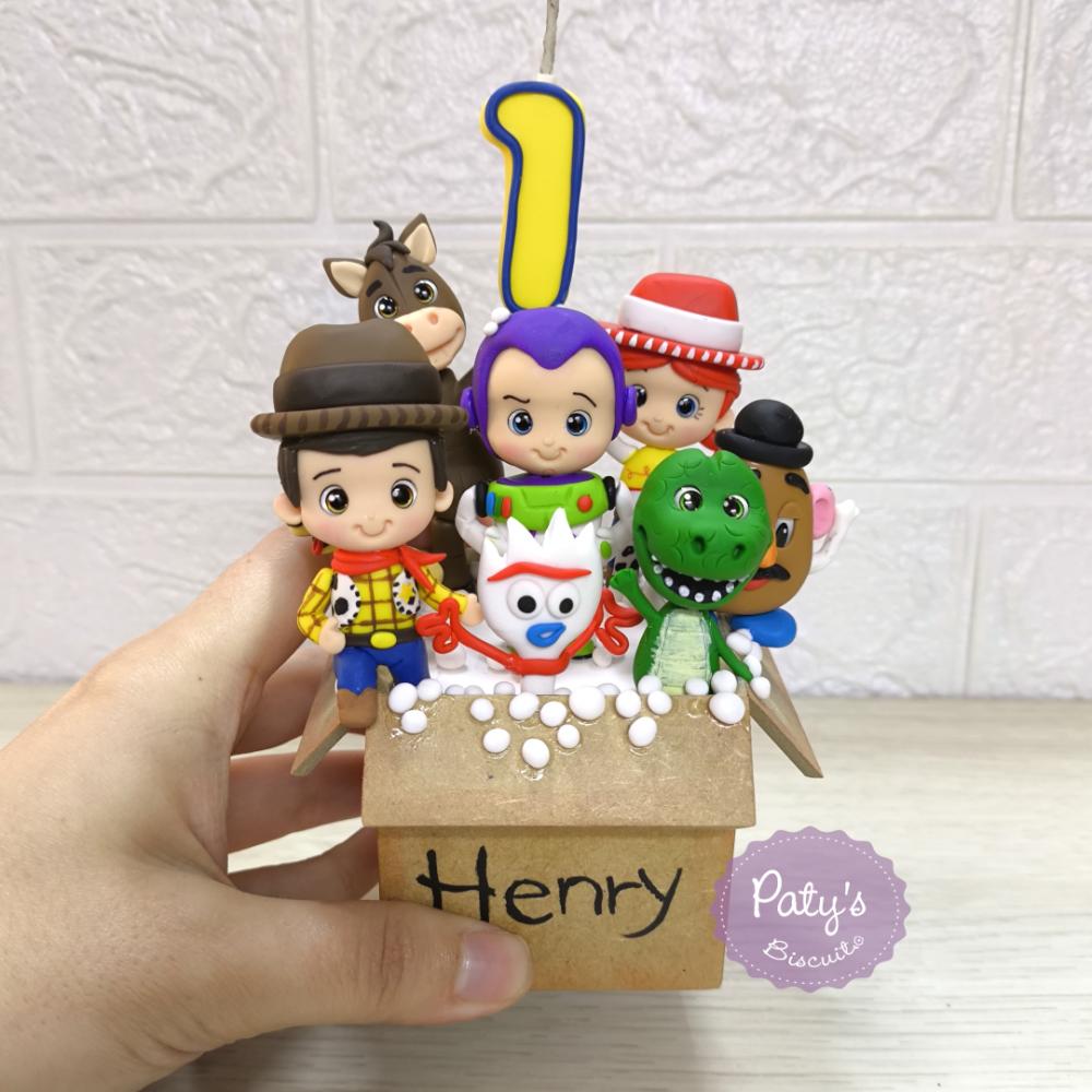 Topinho com Vela Toy Story na caixa de brinquedos