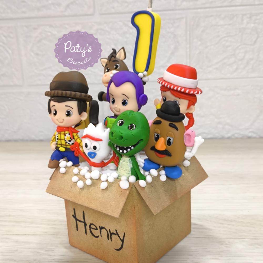 Topinho com Vela Toy Story na caixa de brinquedos