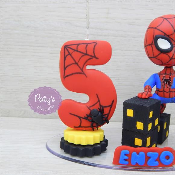 Topo com Vela Homem-aranha nos prédios
