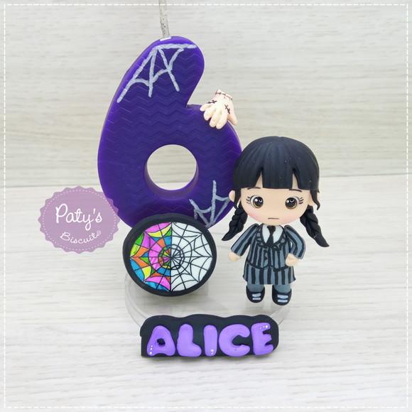 Vela Decorada Wandinha e Mãozinha Addams - Wednesday (vela viole