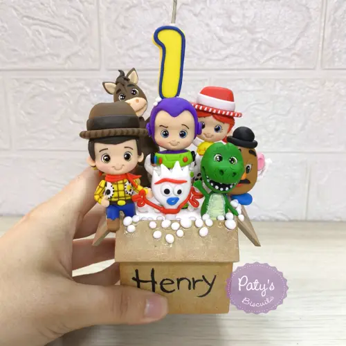 Topinho com Vela Toy Story na caixa de brinquedos
