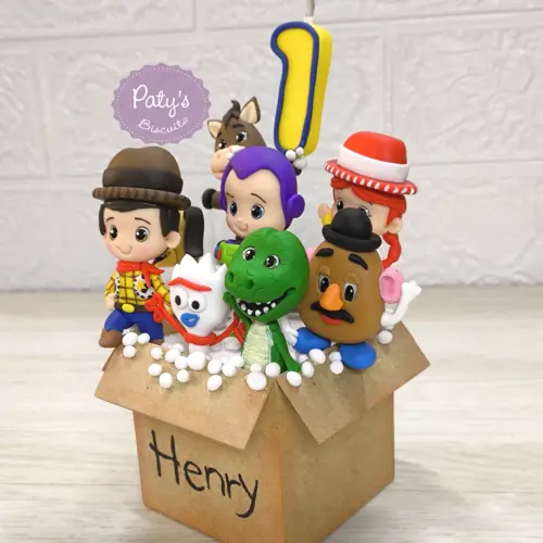 Topinho com Vela Toy Story na caixa de brinquedos