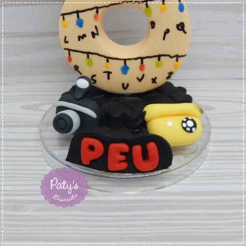 Vela Decorada Stranger Things (bege)