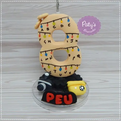 Vela Decorada Stranger Things (bege)