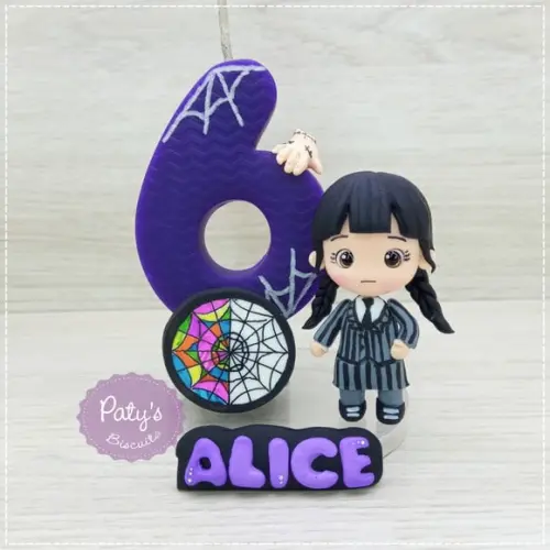 Vela Decorada Wandinha e Mãozinha Addams - Wednesday (vela violeta)