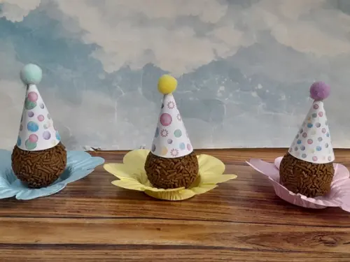20 Mini Chapéu Festa para Brigadeiro