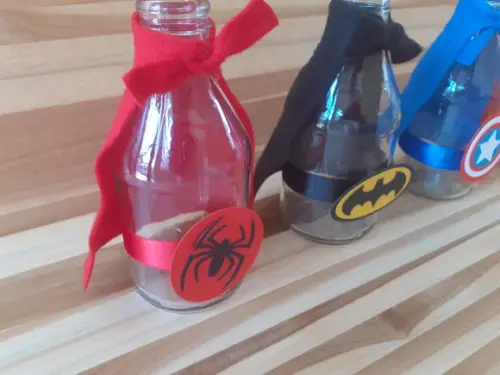 5 Garrafas de Vidro (200ml) Super Heróis com Capa