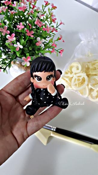 Aplique Wandinha Addams em biscuit